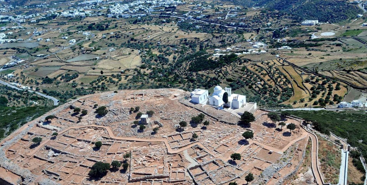 Bring Your Chair: Ένα πρωτότυπο project δύο γυναικών που προωθεί την τέχνη στις Κυκλάδες 