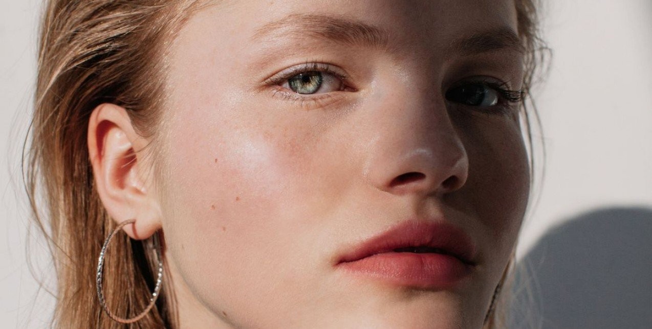 Πτώση Βλεφάρων: Tα makeup tricks που θα «ζωντανέψουν» το βλέμμα σας 