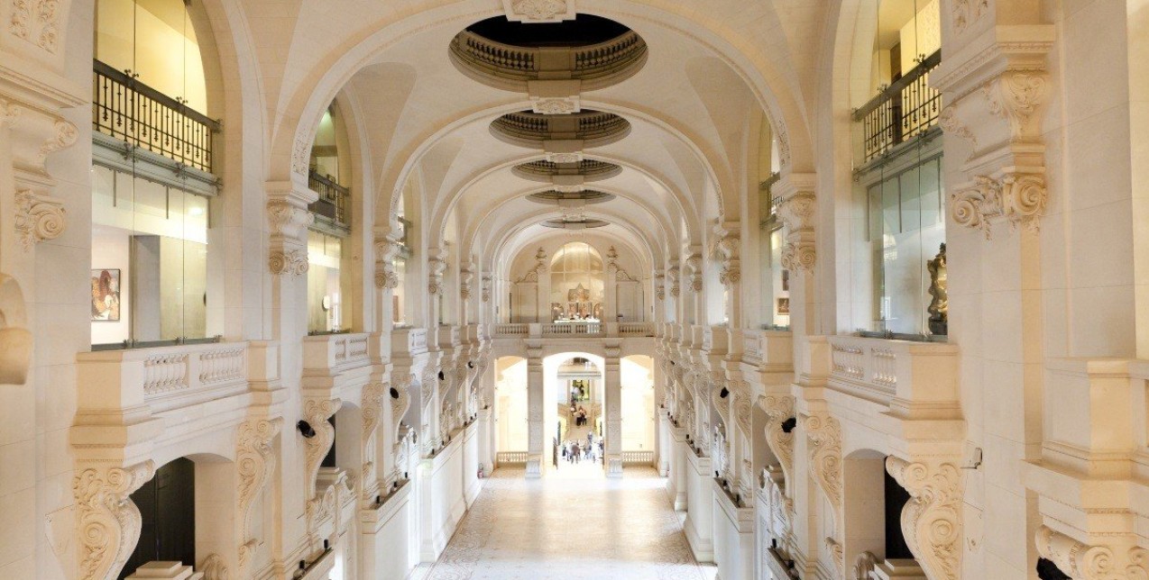 Το Μουσείο Διακοσμητικών Τεχνών του Παρισιού γιορτάζει την εκκεντρική γοητεία της δεκαετίας του '80