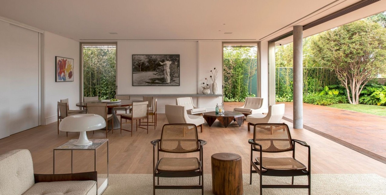 Μια κατοικία «βυθισμένη» στο πράσινο υμνεί το slow living