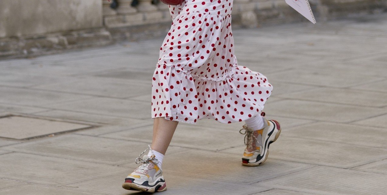 Dress & Sneakers: Οι συνδυασμοί που θα σας προσφέρουν τα πιο fashionable summer looks 