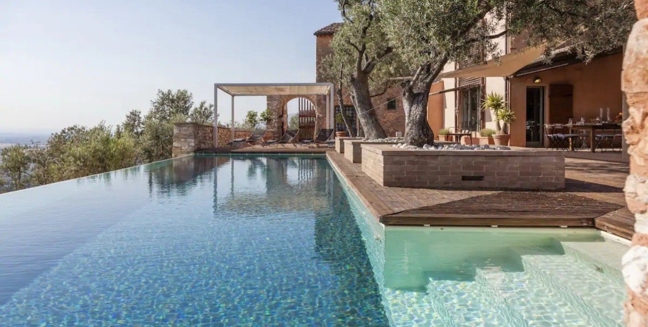 Τα 5 πιο luxurious Airbnbs που ξεχωρίζουν για τις εντυπωσιακές τους privé πισίνες