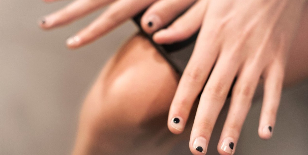 Nail colours: Oι φθινοπωρινές τάσεις που μπορούμε να δοκιμάσουμε από τώρα 
