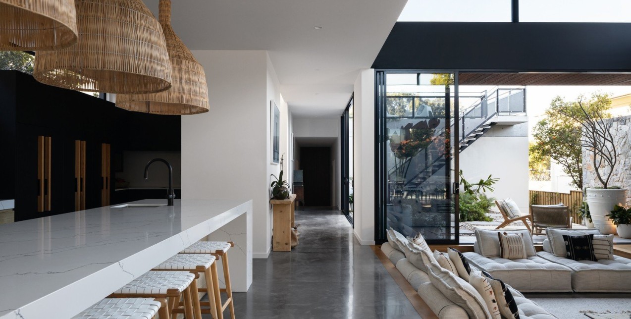 Μια πολυτελής κατοικία συνδυάζει ιδανικά τη μοντέρνα αισθητική με τα natural στοιχεία