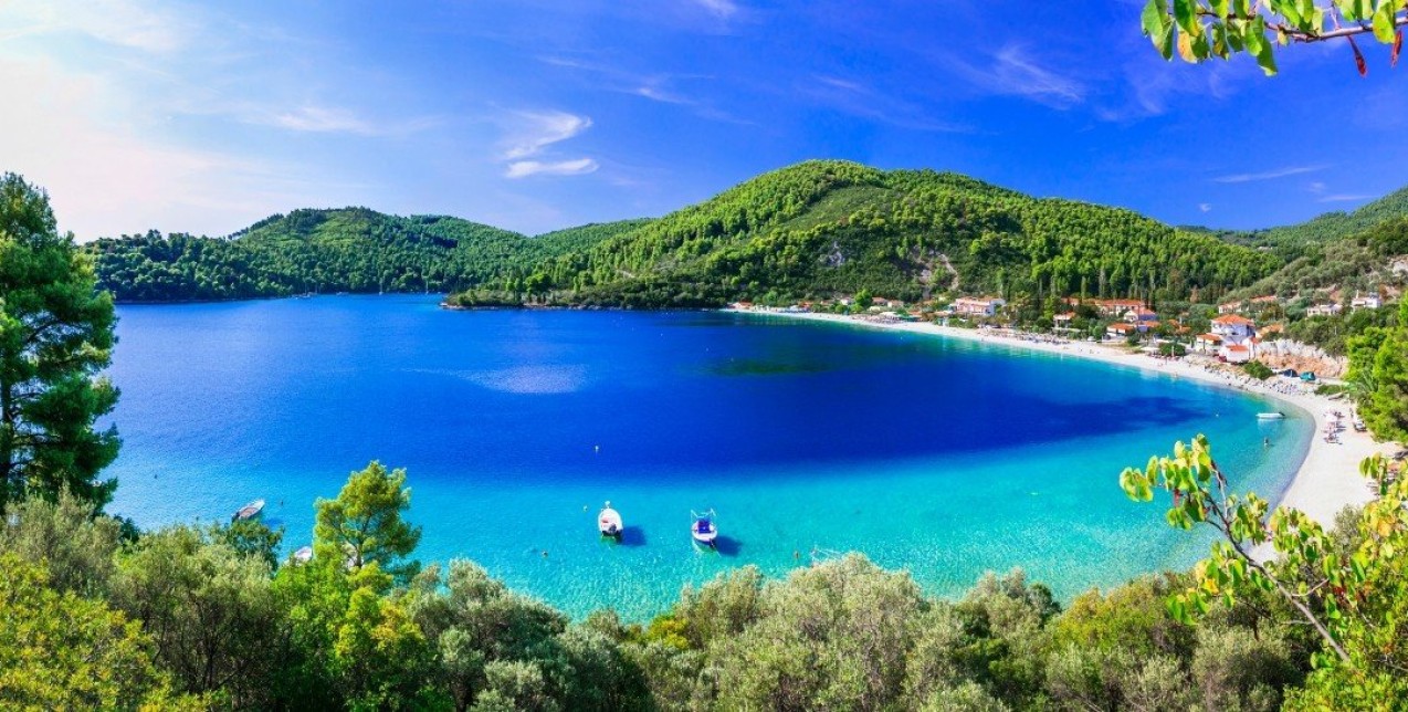 Σκόπελος: Γνωρίστε το μαγευτικό νησί των Σποράδων με τις παραδεισένιες παραλίες 