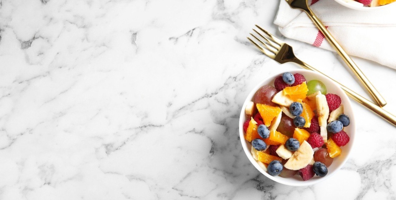 Λαχταριστές καλοκαιρινές σαλάτες με φρούτα που συνδυάζουν την απόλαυση με τη θρεπτικότητα