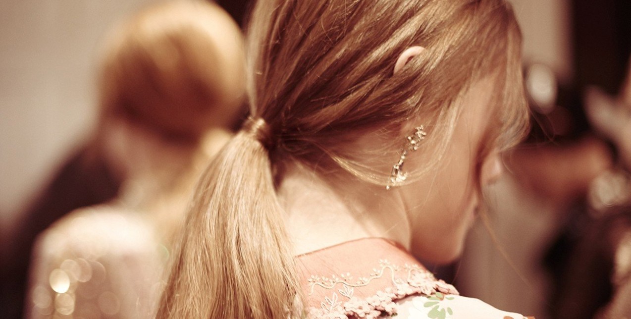 Low ponytails: 8 πανεύκολα hairstyles για να αντιγράψετε τις γιορτές 