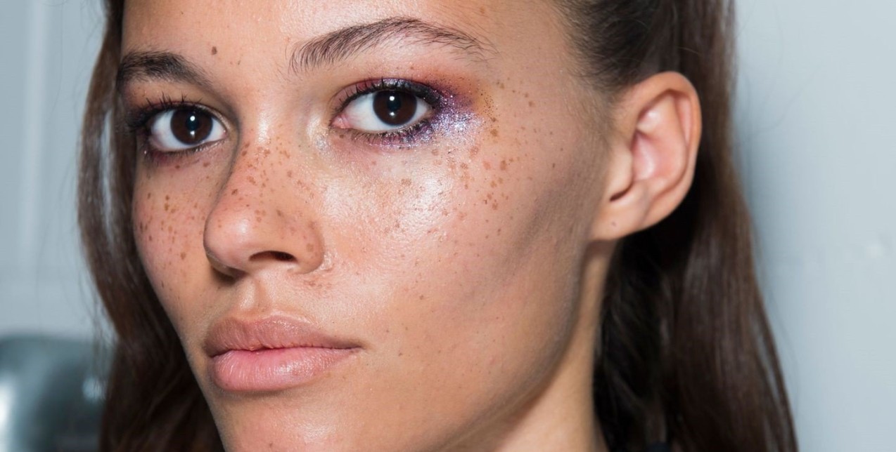 Glitter eyes: Διακριτικοί τρόποι να φορέσετε το πιο λαμπερό eye look 