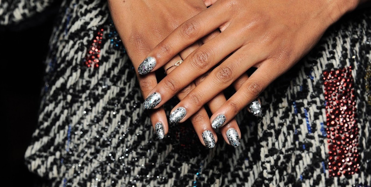 10 glitter βερνίκια νυχιών που θα αναδείξουν κάθε holiday look 