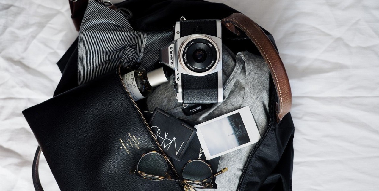 Τα καλλυντικά που δεν πρέπει να λείπουν από τη βαλίτσα των γιορτών 