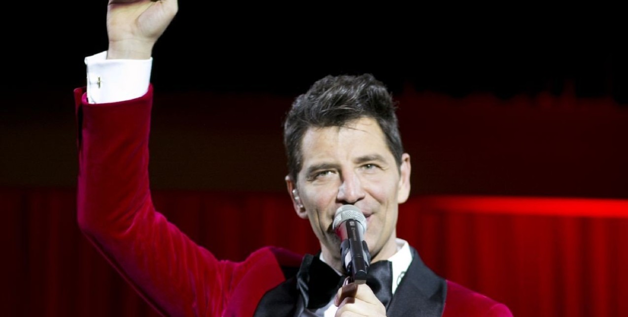 Ο Σάκης Ρουβάς και η Apivita στο ωραιότερο χριστουγεννιάτικο πάρτι για το Όραμα Ελπίδας 