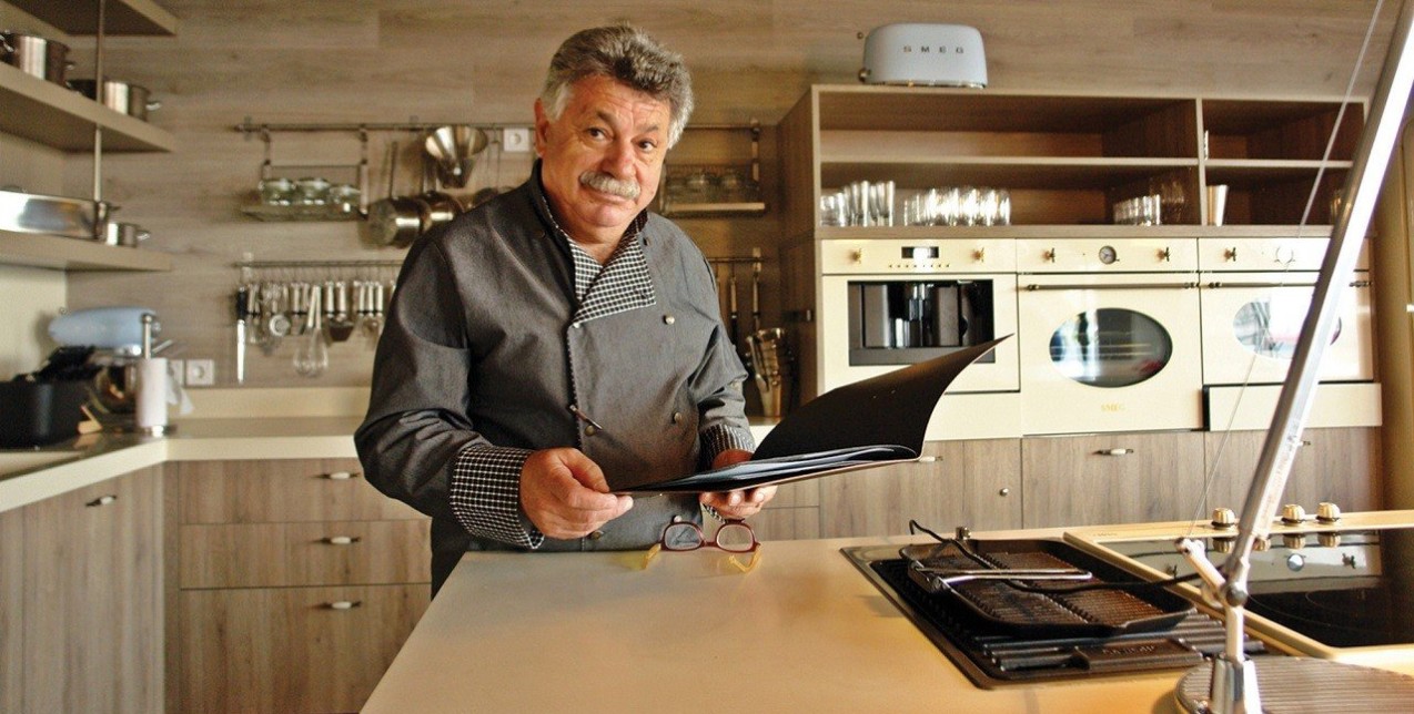 Ο Λευτέρης Λαζάρου κλείνει 30 χρόνια στην κουζίνα 