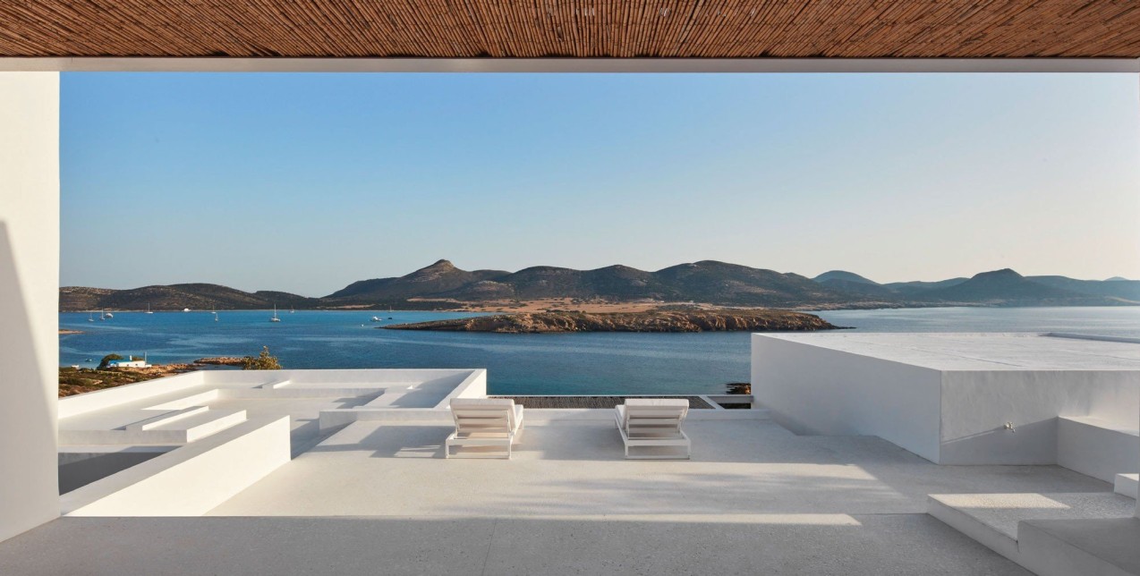 Μια μινιμαλιστική κατοικία στην Αντίπαρο γίνεται «ένα» με την ασύλληπτη γοητεία του τόπου
