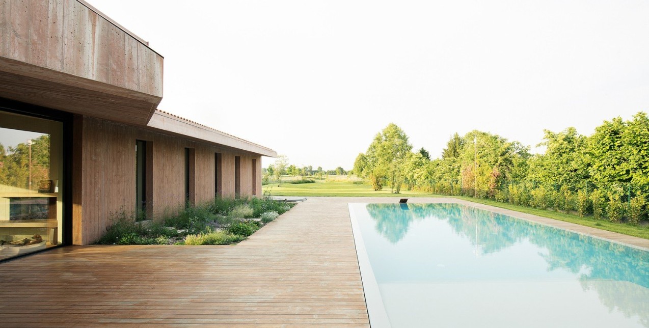 Ένα καλοκαιρινό καταφύγιο στην Ιταλία «υποκλίνεται» στον μινιμαλισμό