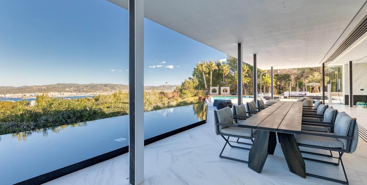 Μια βίλα στην Ibiza αποτελεί υπόδειγμα υψηλής αισθητικής κι εντυπωσιάζει με «ψευδαισθήσεις» στη διακόσμηση 
