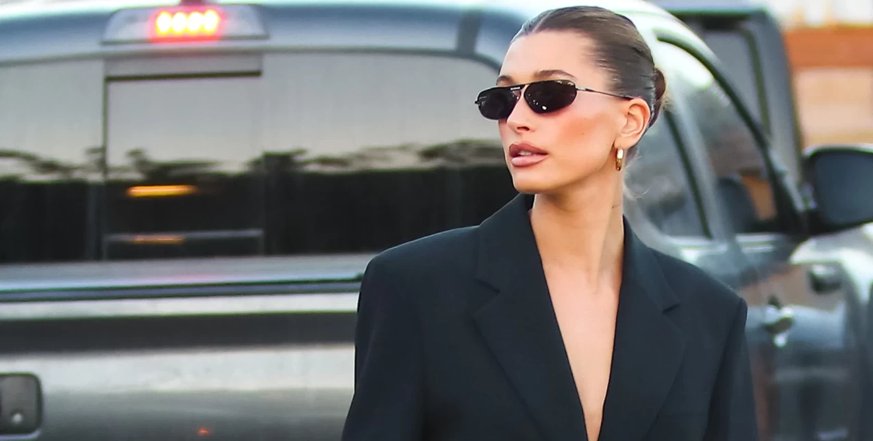 Copy the Look: Υιοθετήστε τα πιο stylish σύνολα του απόλυτου fashion icon, Hailey Bieber 