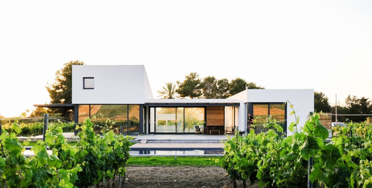 Μια minimal κατοικία ανάμεσα στους αμπελώνες της Ιταλίας γίνεται υπόδειγμα σύγχρονου design