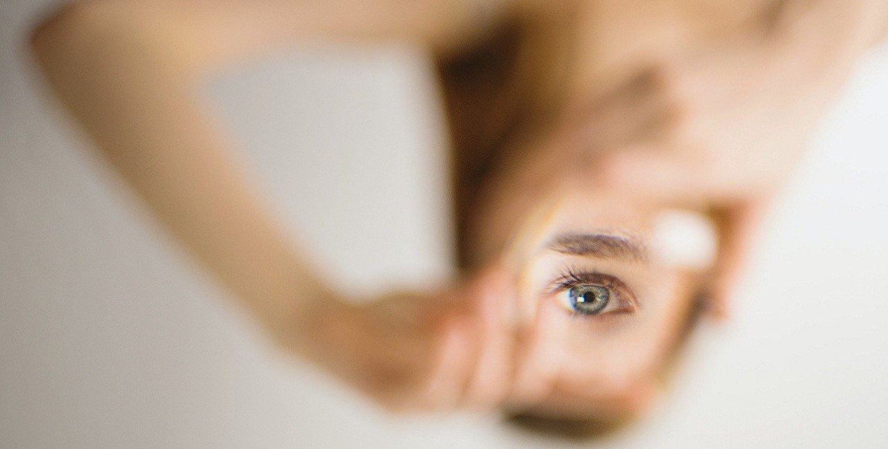 Τι είναι η θεραπεία EMDR και πώς σας βοηθάει να ξεπεράσετε χρόνια ψυχολογικά τραύματα 
