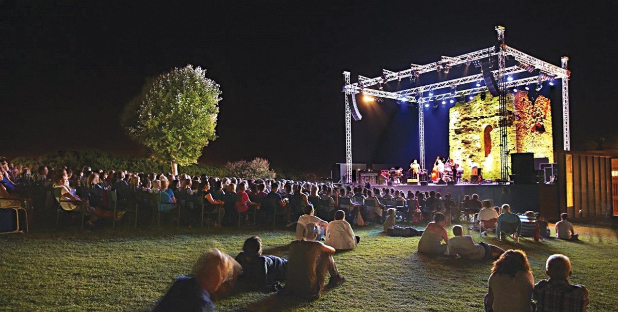 Οι συντελεστές  πίσω από το Sani Festival, Βίκυ Παπαδημητρίου και Γιώργος Μουστάκας, αποκαλύπτουν τα highlights του μεγάλου μουσικού θεσμού της Χαλκιδικής