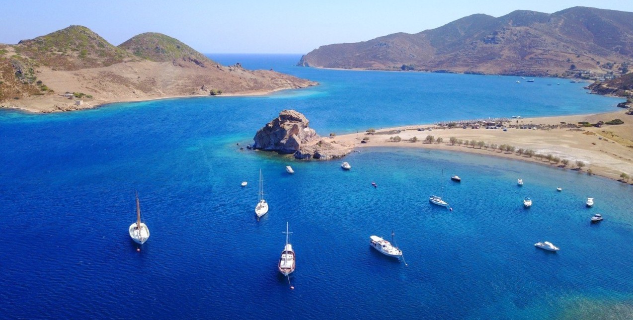 Sea lovers: 5+1 δημοφιλείς παραλίες στα Δωδεκάνησα για να προσθέσετε στην bucket-list σας 