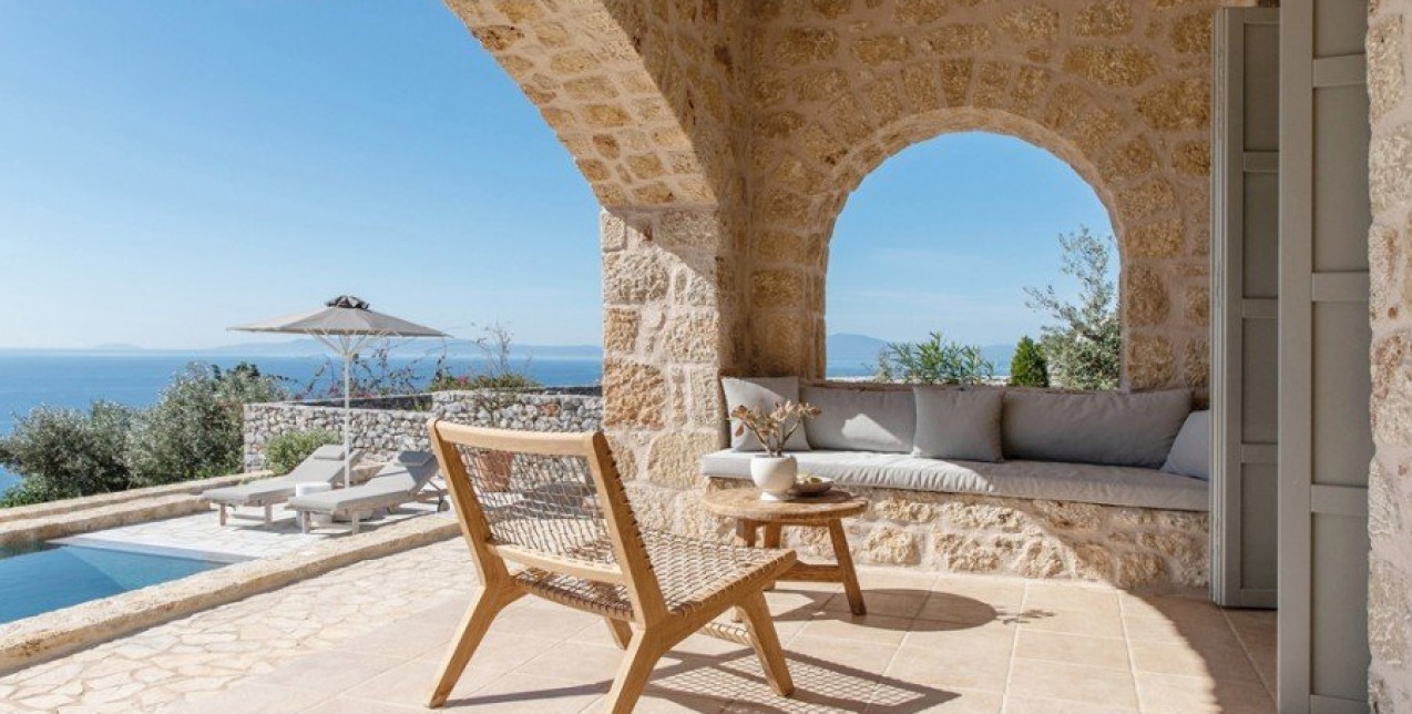 Ένα συγκρότημα πέτρινων κατοικιών στη Μάνη αναδεικνύει την ασύλληπτη ομορφιά του τόπου