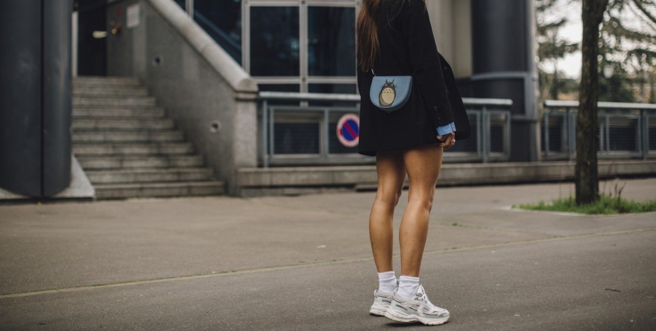Τα λευκά sneakers που θα απογειώσουν τις φθινοπωρινές σας εμφανίσεις