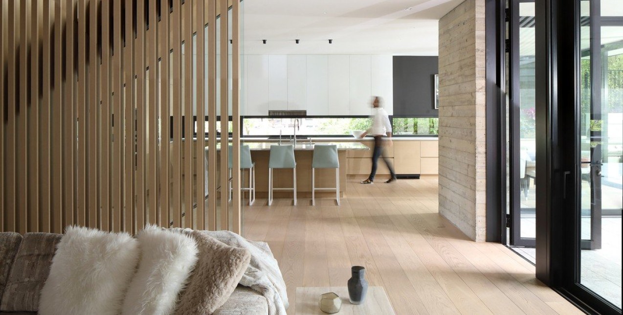 Μια εντυπωσιακή βίλα στον Καναδά χρησιμοποιεί το ξύλο ως το πιο βασικό υλικό κατασκευής της