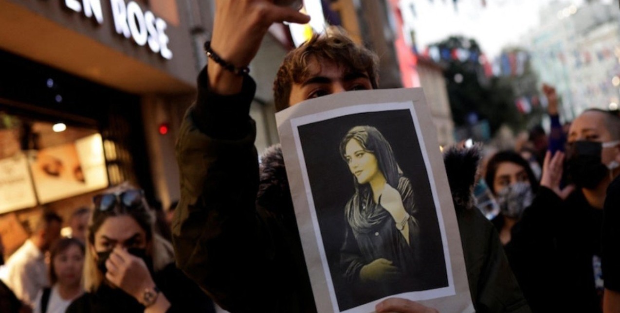 #MahsaAmini: Τα social media «φλέγονται» κι οι γυναίκες σε όλο τον κόσμο αντιδρούν με κάθε τρόπο - Updated