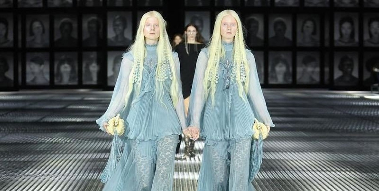 Gucci Twinsburg: Ο Alessandro Michele εξυμνεί τη μητέρα του και τη δίδυμη αδερφή της στο Μιλάνο 