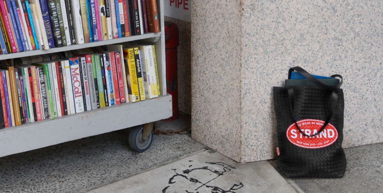 Η νέα tote της Bottega Veneta απευθύνεται στους λάτρεις της λογοτεχνίας 