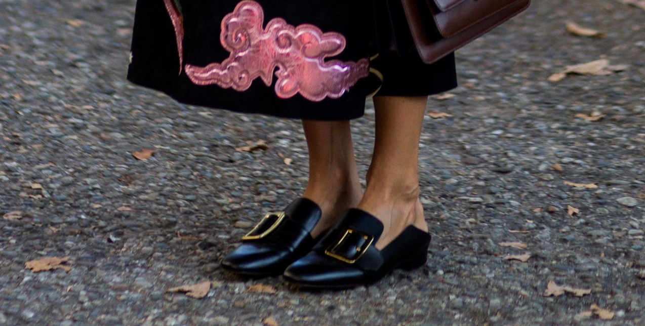 Tα flat shoes για να επιστρέψετε δυναμικά στα office looks 