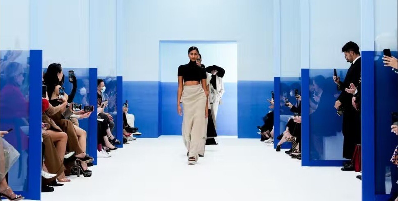 Milan Report: Η Max Mara μας «ταξίδεψε» με τις δημιουργίες της στην ιταλική ριβιέρα του 1930