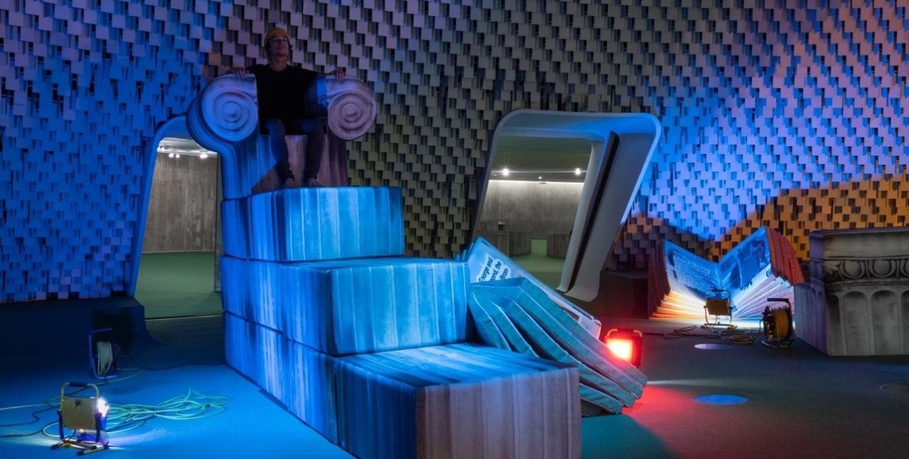 Η πρώτη ατομική έκθεση του καλλιτέχνη Ανδρέα Αγγελιδάκη στο Παρίσι εξυμνεί τον ελληνικό πολιτισμό