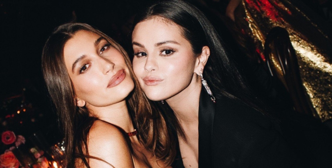 Hailey Bieber - Selena Gomez: Πόζαραν αγκαλιασμένες κι έβαλαν... φωτιά στα social media 