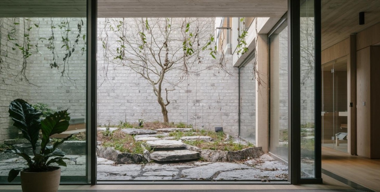 Περιηγηθείτε στη μινιμαλιστική κατοικία House Be που έχει χτιστεί μέσα στη φύση