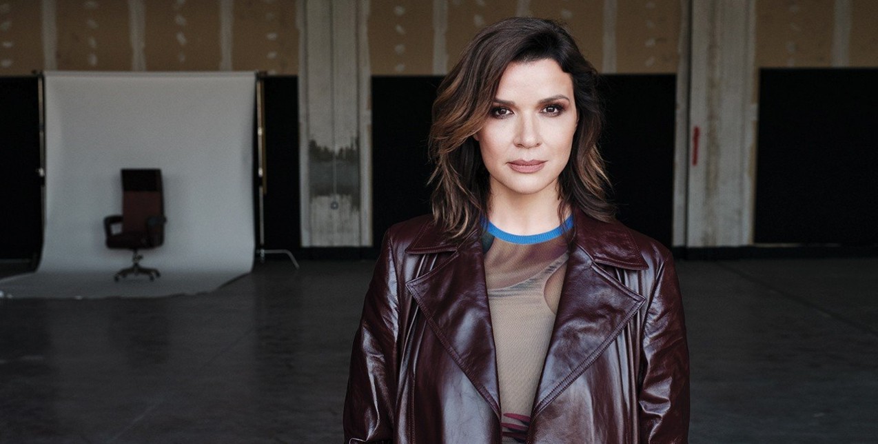 «Οι ρωγμές μας είναι οι ρίζες μας»: Η Αφροδίτη Παναγιωτάκου μιλάει για ό,τι την εμπνέει 