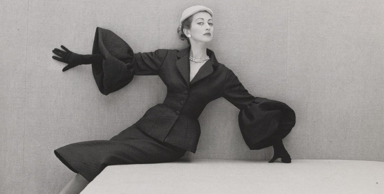 Balenciaga in Black: Η νέα ποιητική έκθεση εξερευνά την ιδιαίτερη αδυναμία του designer στο μαύρο χρώμα