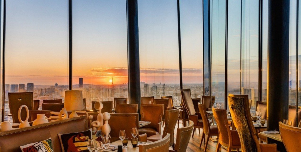 Το TOO hotel με την υπογραφή του Philippe Starck στο Παρίσι δείχνει σαν να αιωρείται στον ουρανό 