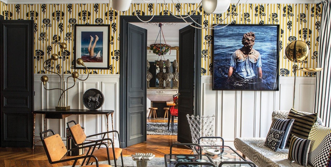 Το διαμέρισμα του designer Sacha Walckhoff αποδεικνύει ότι μπορούμε να εμπιστευτούμε το θεατρικό mix & match στο design 