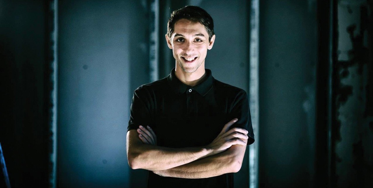 Θέμης Θεοχάρογλου: Mιλήσαμε με τον σκηνοθέτη της παράστασης «Πράγα» του Κρατικού Θεάτρου Βορείου Ελλάδος