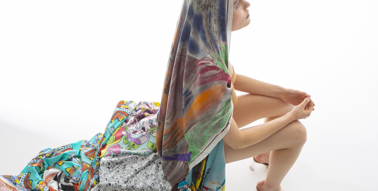 Τα μοναδικά  και “artsy”  ελληνικά μεταξωτά μαντήλια αποτελούν τα πιο ξεχωριστά δώρα για τις γιορτές!