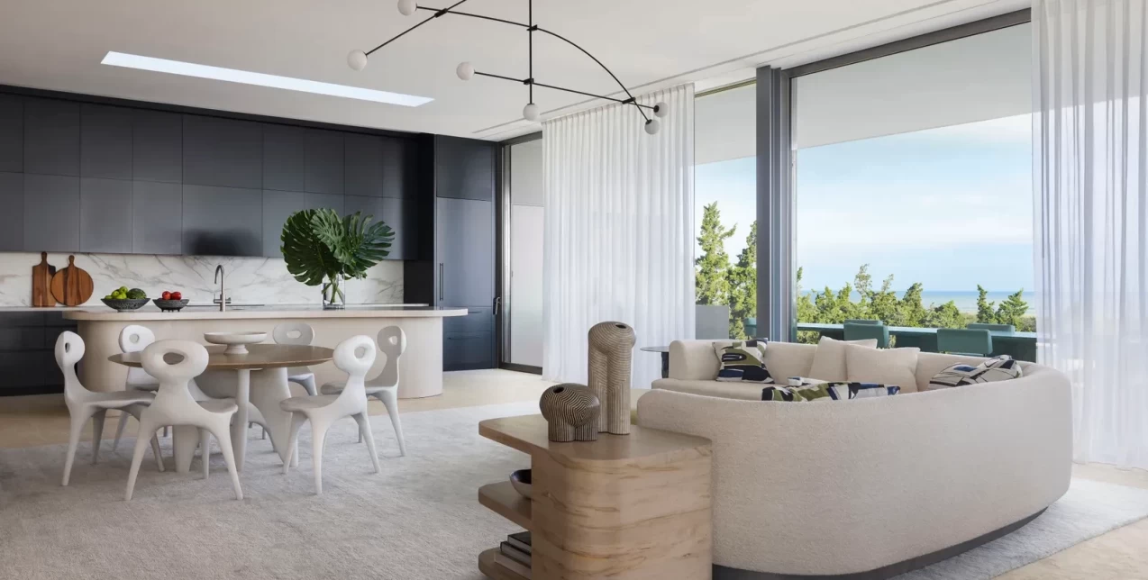 Περιηγηθείτε σε μια φουτουριστική κατοικία στα Hamptons που επιμελήθηκε ο αρχιτέκτονας Steven Harris