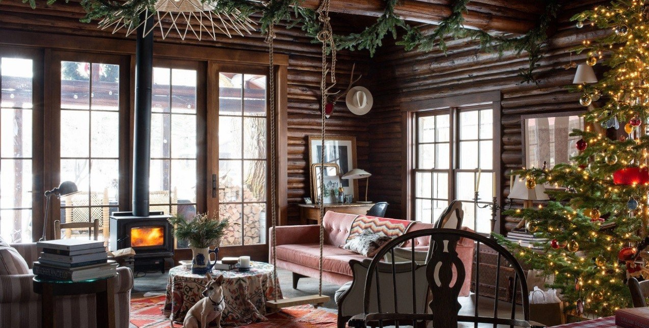 Δείτε πώς μια ξύλινη κατοικία στο Wyoming μετατράπηκε σε χριστουγεννιάτικο παράδεισο
