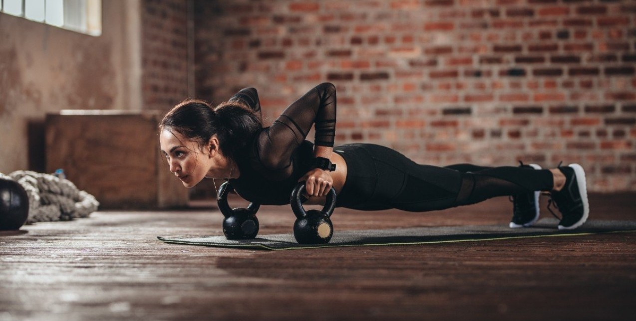 Θέλετε να αποκτήσετε επίπεδη κοιλιά; Αυτές είναι οι must-try ασκήσεις 