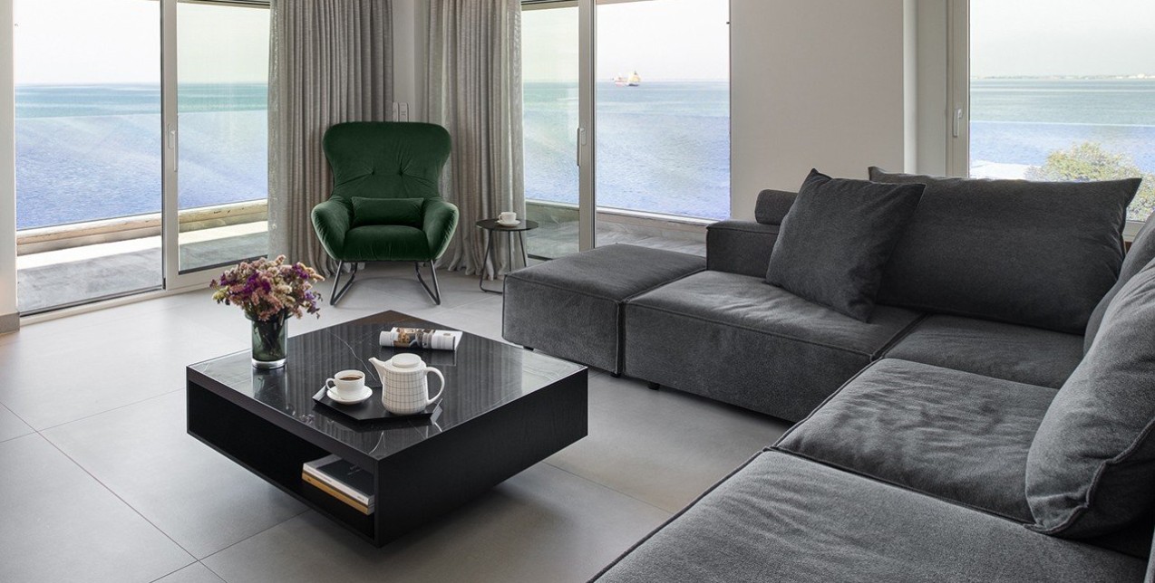 Ένα διαμέρισμα στην παραλία της Θεσσαλονίκης με απαράμιλλη θέα γίνεται το απόλυτο αστικό όνειρο 