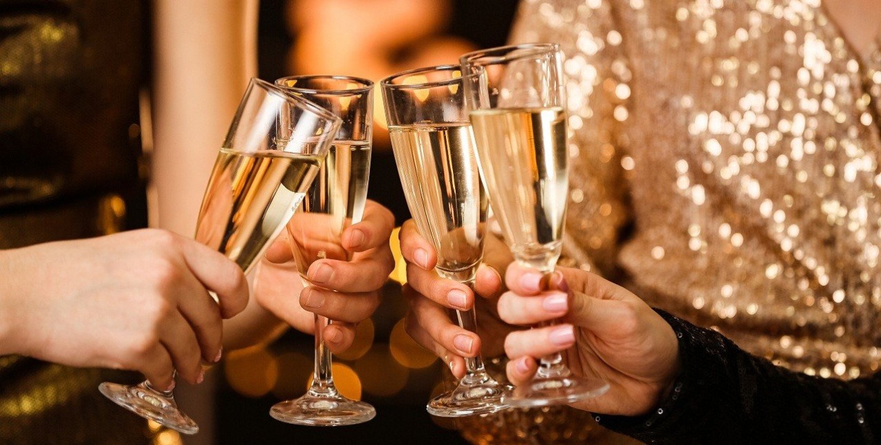 Guest Etiquette: Tι πρέπει να προσέξουμε όταν είμαστε οι καλεσμένοι στο festive dinner party 