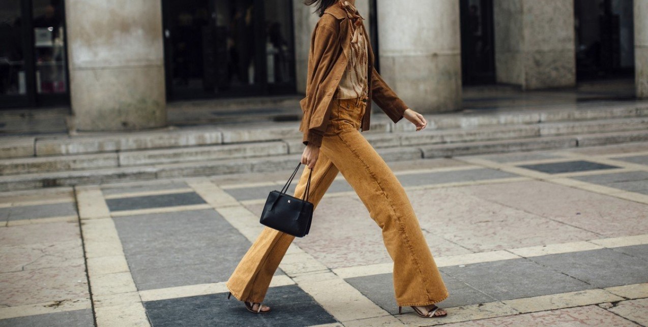Tα κατάλληλα παπούτσια για να φορέσετε τα flared jeans 
