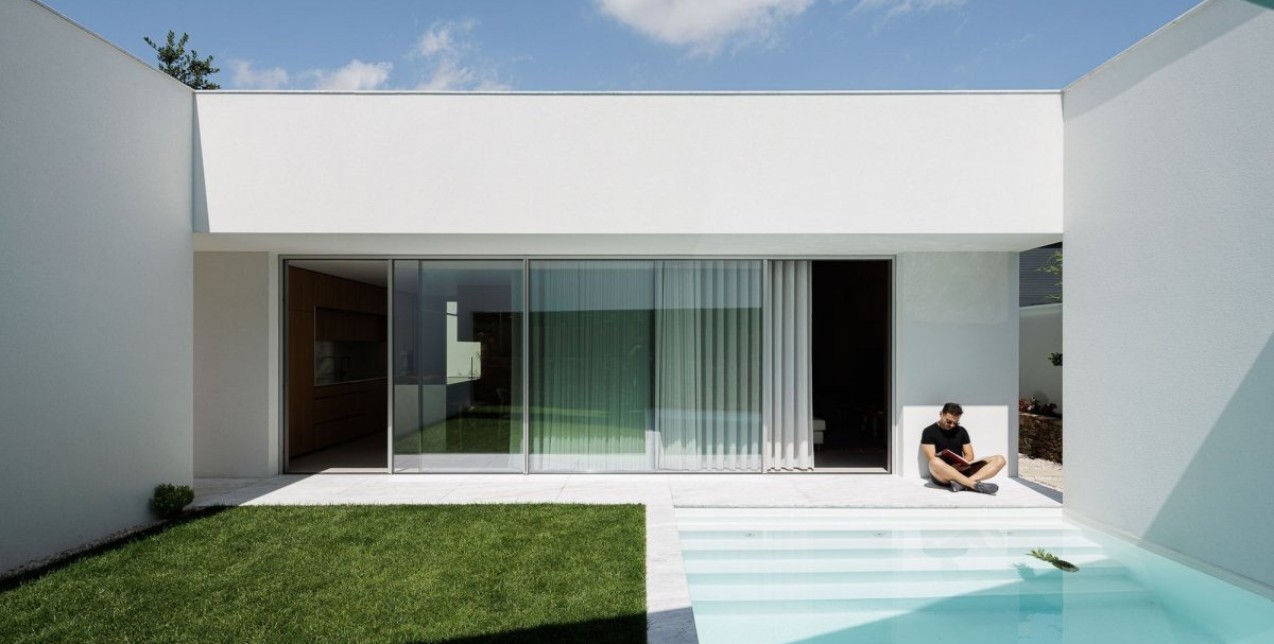 Mια βίλα στην Πορτογαλία αποτελεί την ιδανική έμπνευση για όσους αγαπούν το σύγχρονο design 