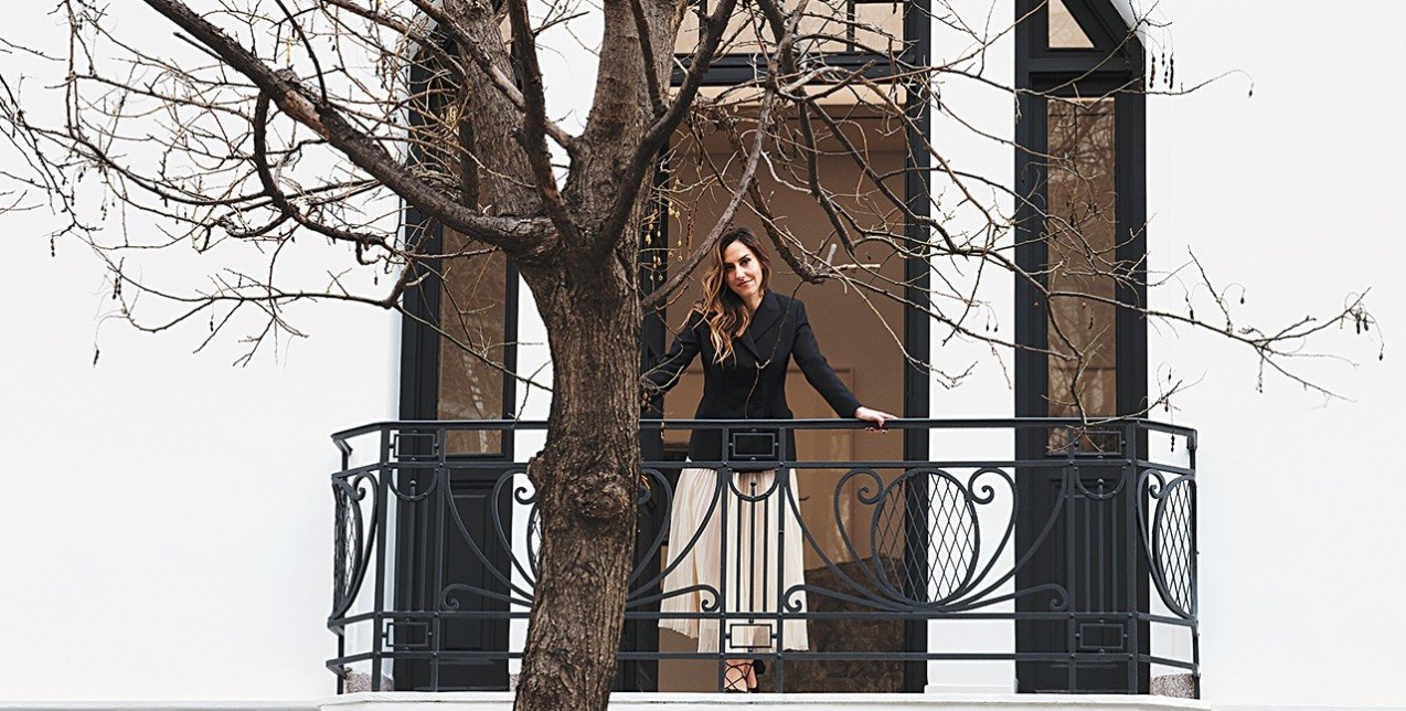 Η διευθύντρια της γκαλερί Gagosian Athens, Χριστίνα Παπαδοπούλου εξηγεί πώς η Ελλάδα έχει καταφέρει «να γίνει της μόδας» στο εξωτερικό