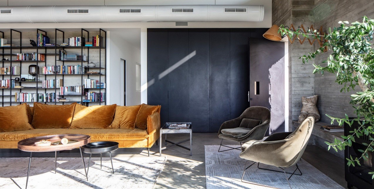 Μια μαγική ισόγεια κατοικία με αδρά βιομηχανικά υλικά και φιλόξενη φωτεινή ατμόσφαιρα